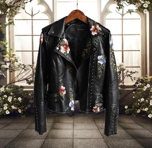 Dam bikerjacka – Skinn – Figursydd passform – Broderad – Nitar – Asymmetrisk dragkedja