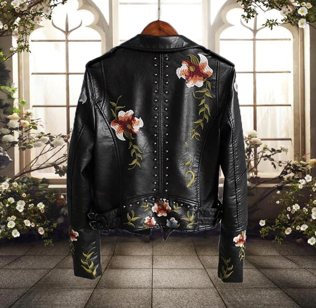 Dam bikerjacka – Skinn – Figursydd passform – Broderad – Nitar – Asymmetrisk dragkedja
